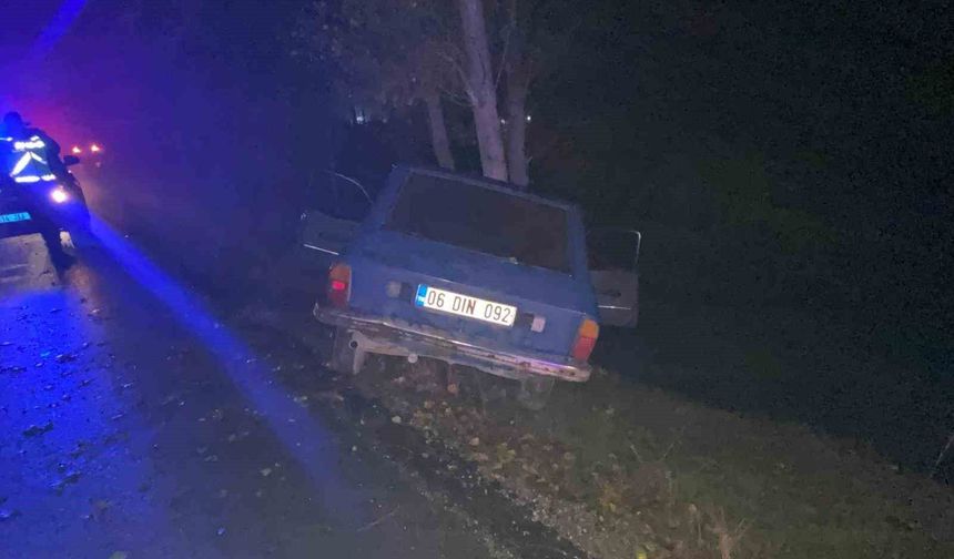 Bolu'da kontrolden çıkan araç ağaca çarptı: 1'i ağır 2 yaralı