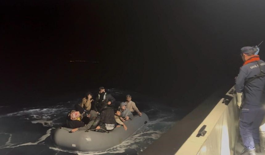 Çanakkale'de lastik botla sürüklenen 14 kaçak göçmen kurtarıldı