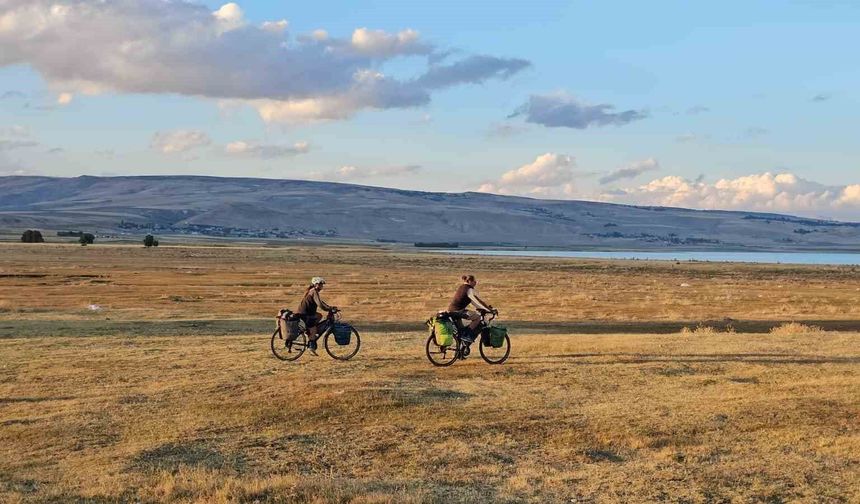 Fransız çiftin 9 bin 600 kilometrelik bisiklet macerası Adilcevaz'da son buldu