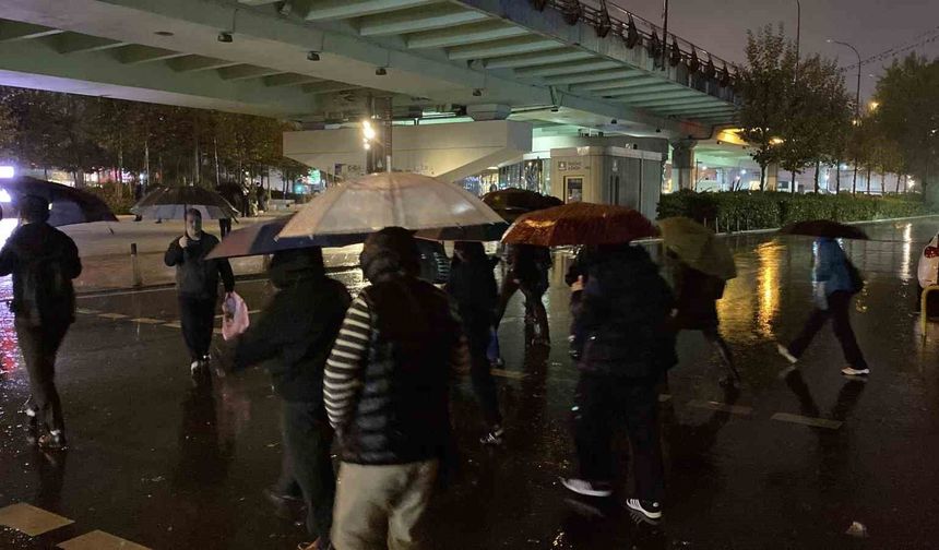 İstanbul'da sabahın erken saatlerinde sağanak yağış etkisini gösterdi