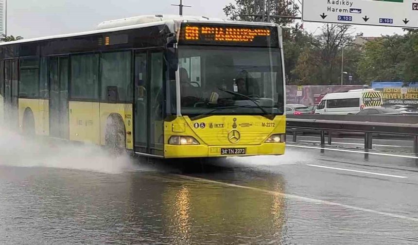 İstanbul'da sağanak yağış etkisini sürdürüyor