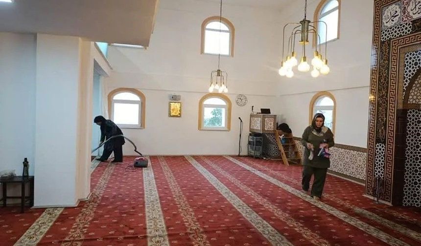 Kadınlardan imece usulü cami temizliği