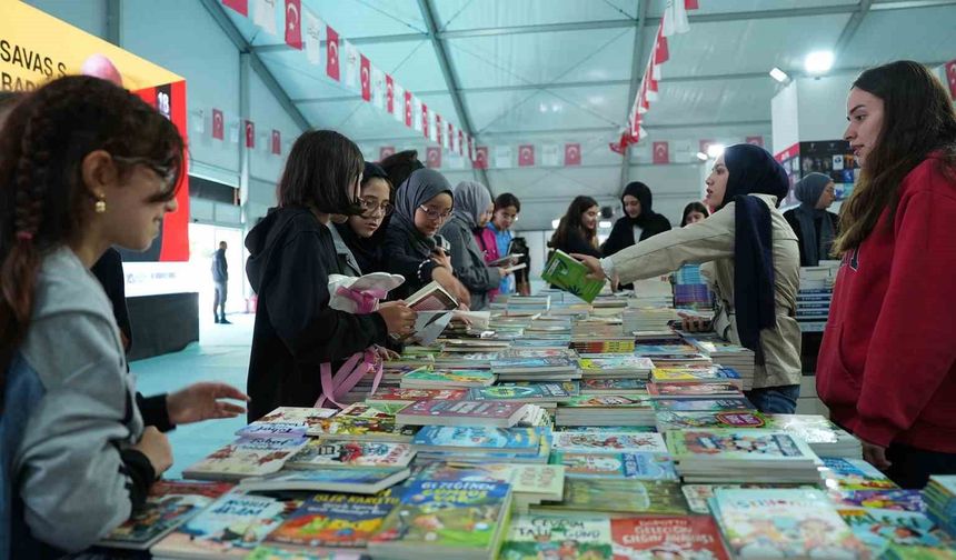 Kahramanmaraş Kitap Fuarı öğrencilerle renkleniyor