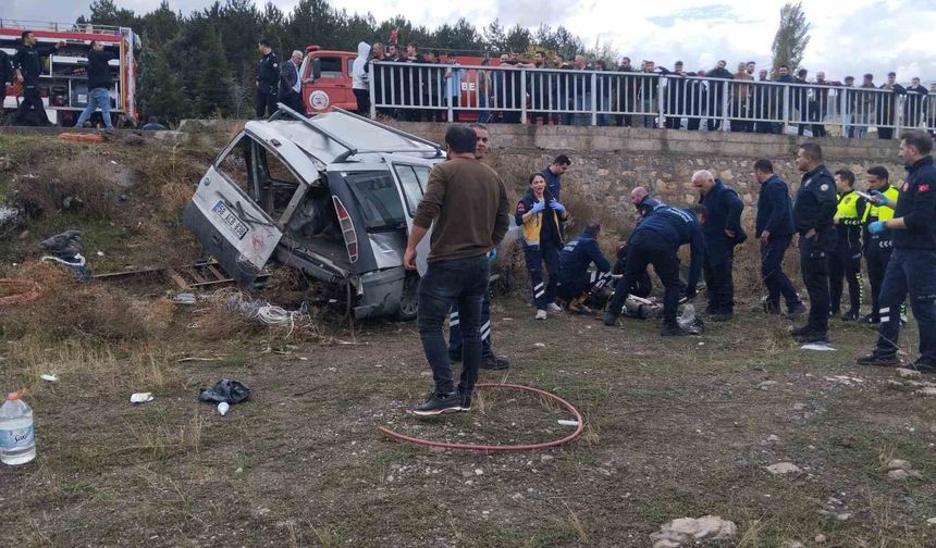 Sivas'ta hafifi ticari araç şarampole uçtu: 1 kişi öldü, 2'si ağır 4 yaralı