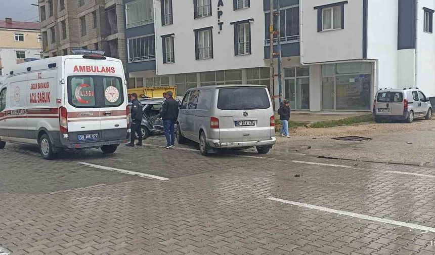 Sivas'ta iki araç çarpıştı, 4 kişi yaralandı