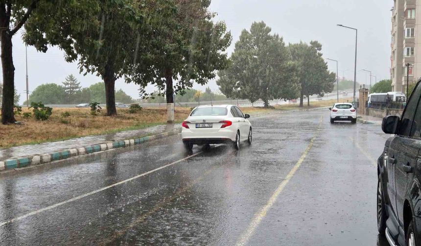 Tekirdağ'da sağanak yağış hayatı olumsuz etkiledi