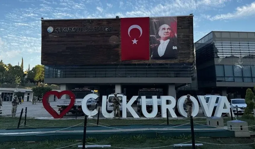 Çukurova Belediyesine yönelik operasyonda gözaltına alınan 49 kişi adliyeye sevk edildi