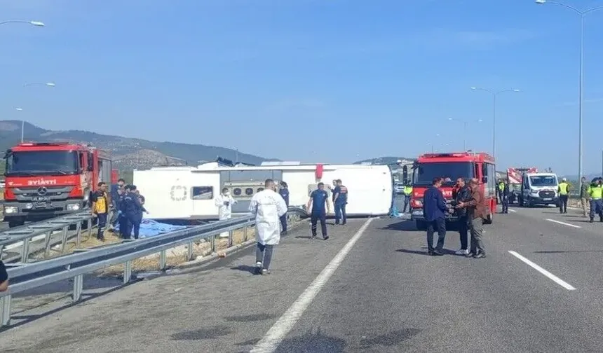 Manisa'da çekici ile tur otobüsü çarpıştı, 11 kişi hayatını kaybetti, 27 kişi yaralandı