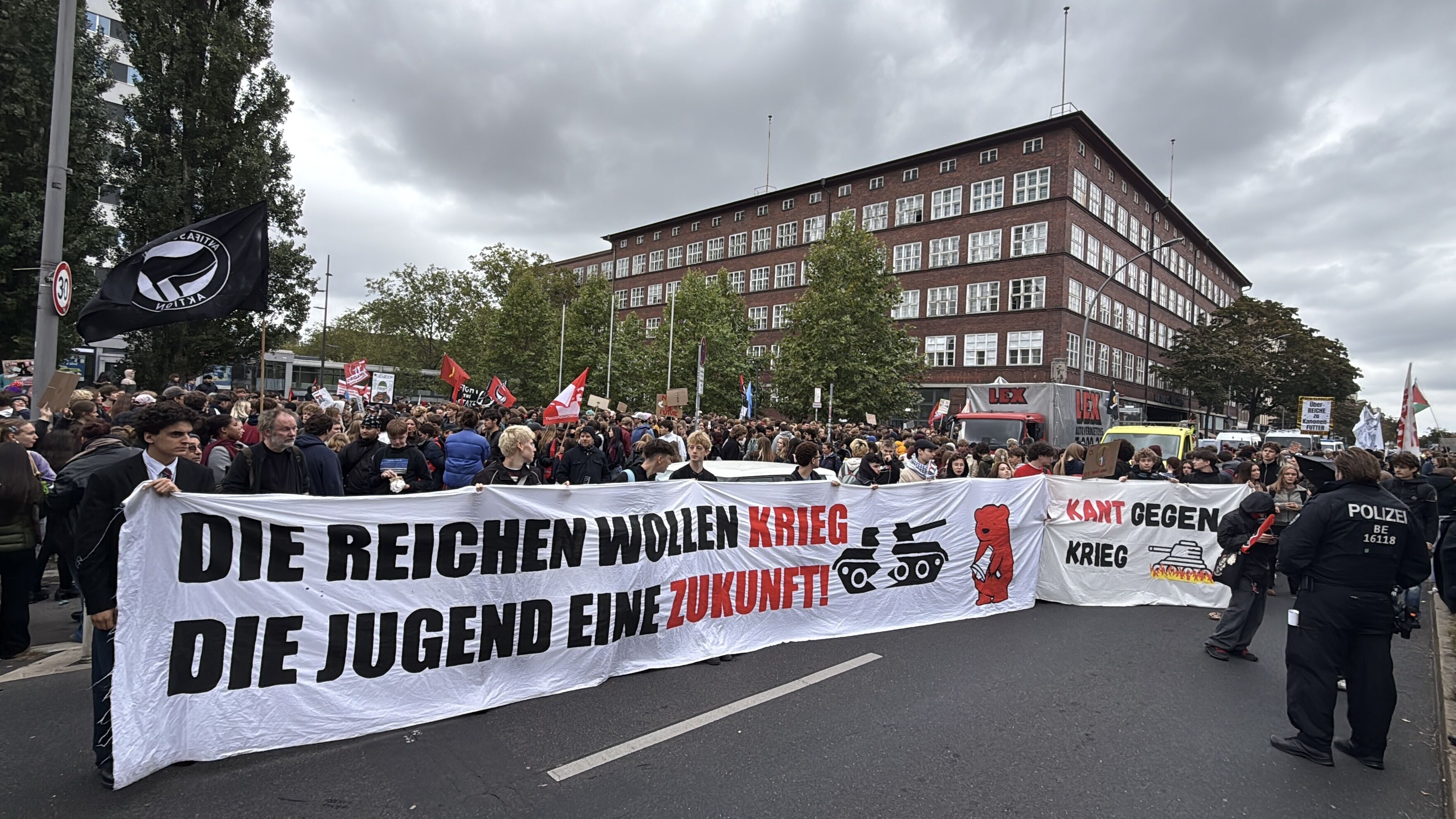 Almanya'da on binlerce öğrenci askerlik hizmeti yasasını ve zorunlu askerliği protesto etti