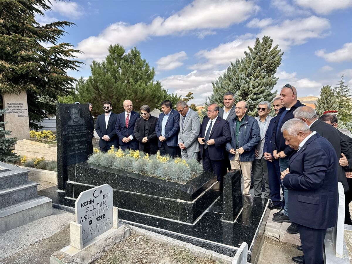 'Bozkırın Tezenesi' Neşet Ertaş, Kırşehir'de mezarı başında anıldı