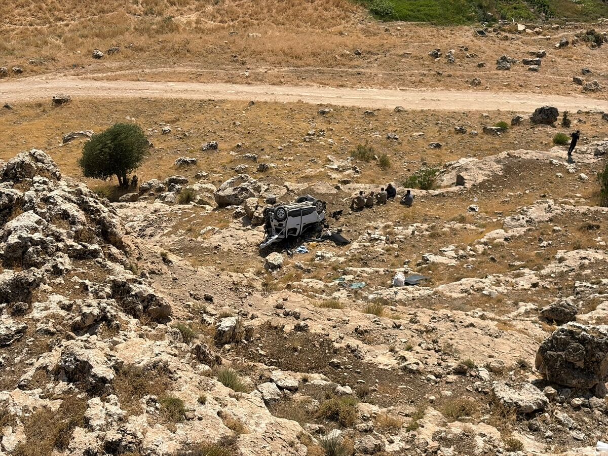 Şırnak'ta şarampole devrilen hafif ticari aracın sürücüsü öldü, 1 kişi yaralandı