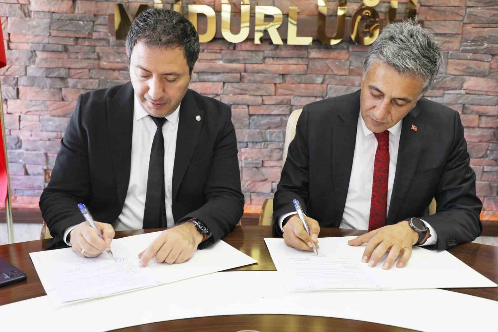 Ağrı Şeker Fabrikası ile Milli Eğitim Müdürlüğü arasında iş makineleri operatörü yetiştirme protokolü imzalandı