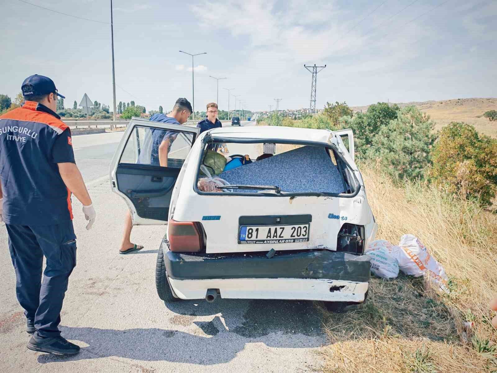 Çorum'da hafif ticari araç ile otomobil çarpıştı: 3 yaralı