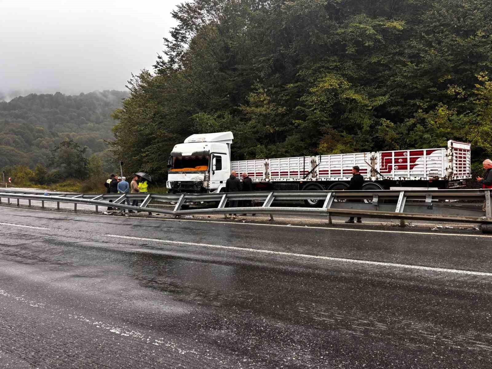 Düzce D-655 karayolunda makaslayan tır yolu trafiğe kapattı
