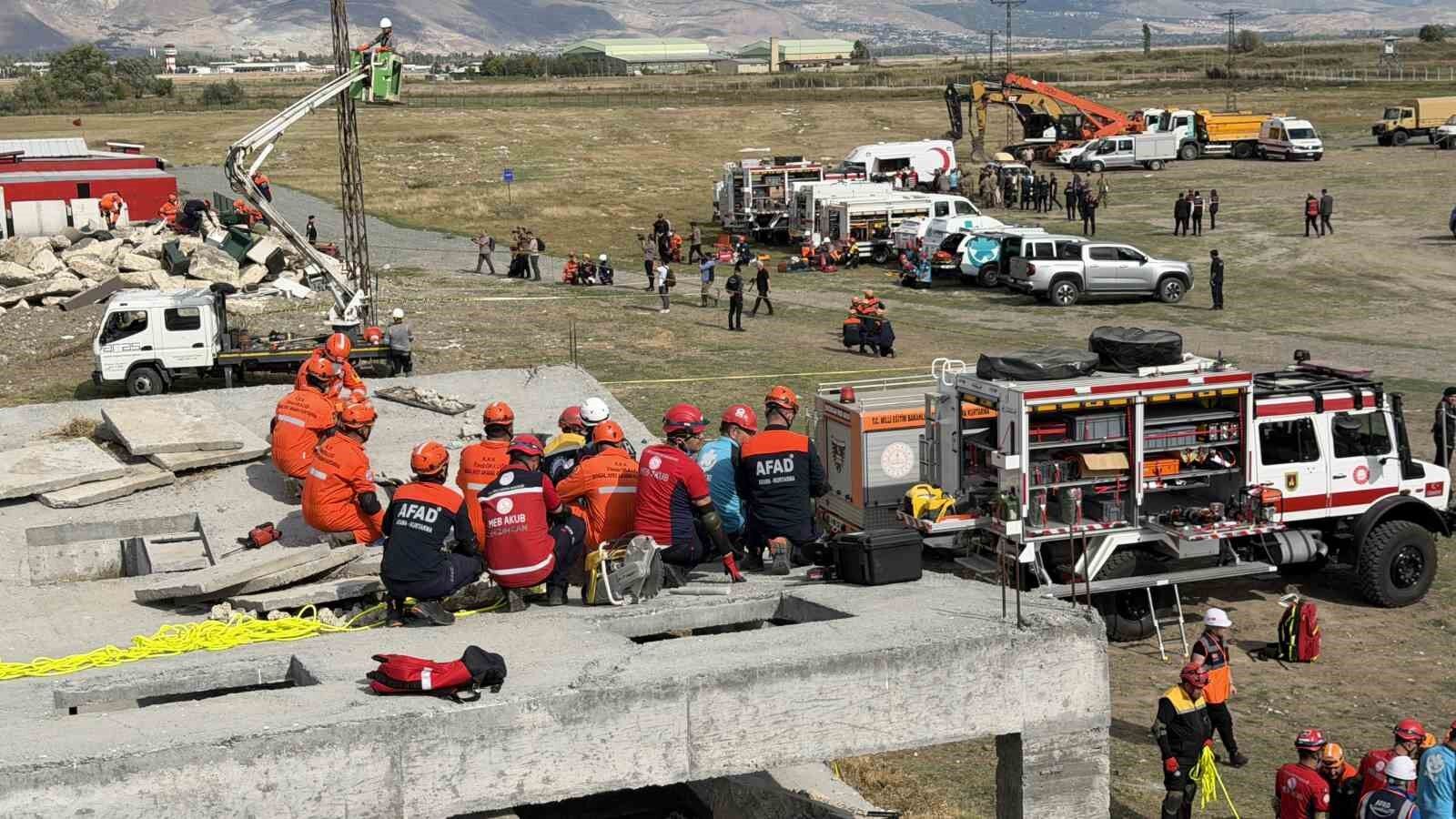 Erzincan'da 6,9 büyüklüğündeki deprem senaryosu sahada uygulandı