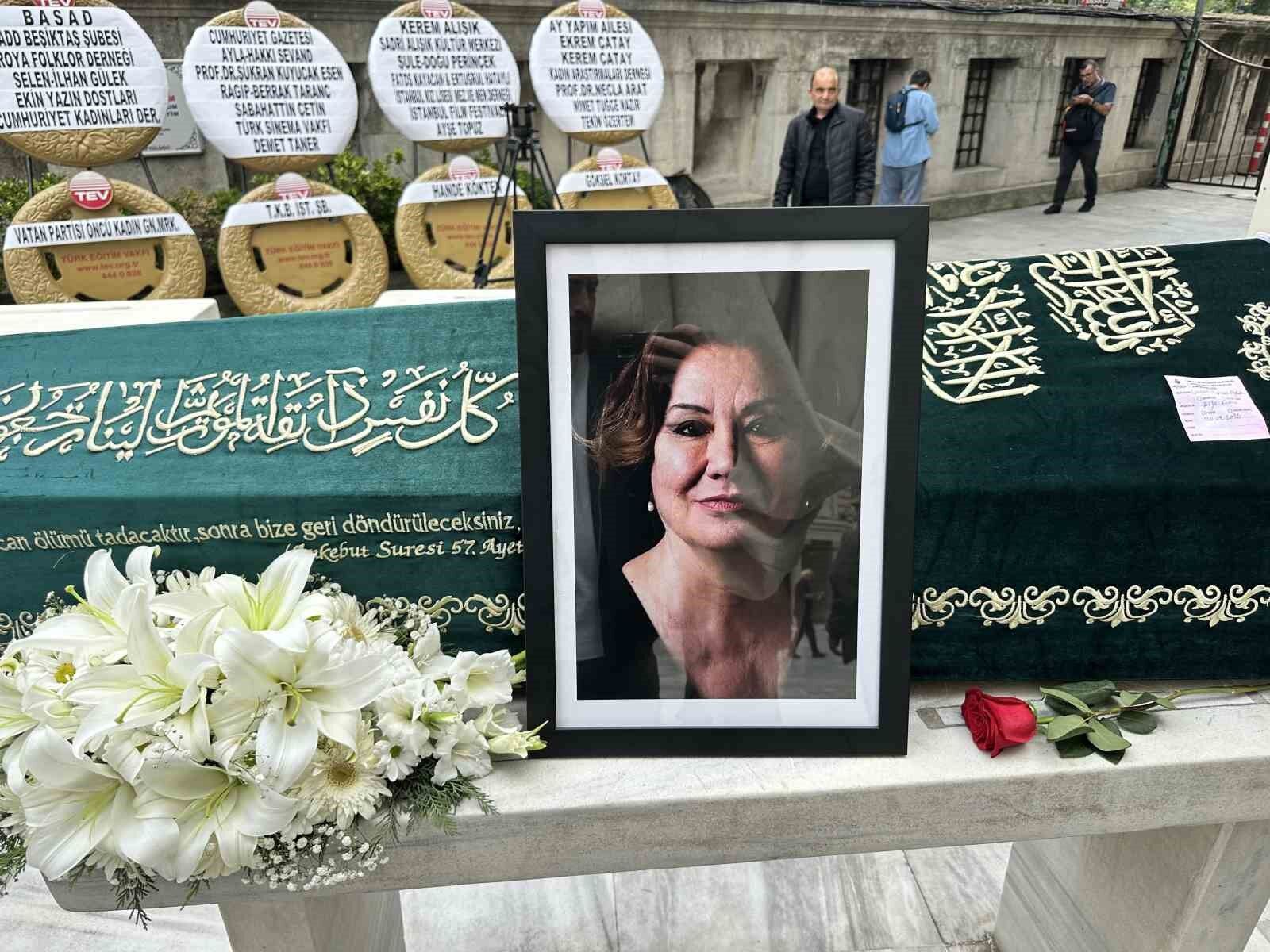 Oyuncu Gülsen Tuncer son yolculuğuna uğurlandı
