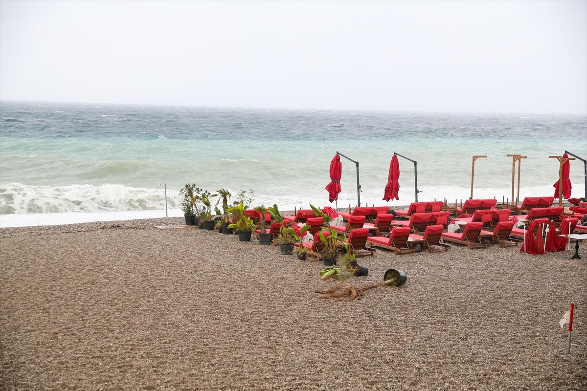 Antalya'da sağanak ve fırtına etkili oluyor