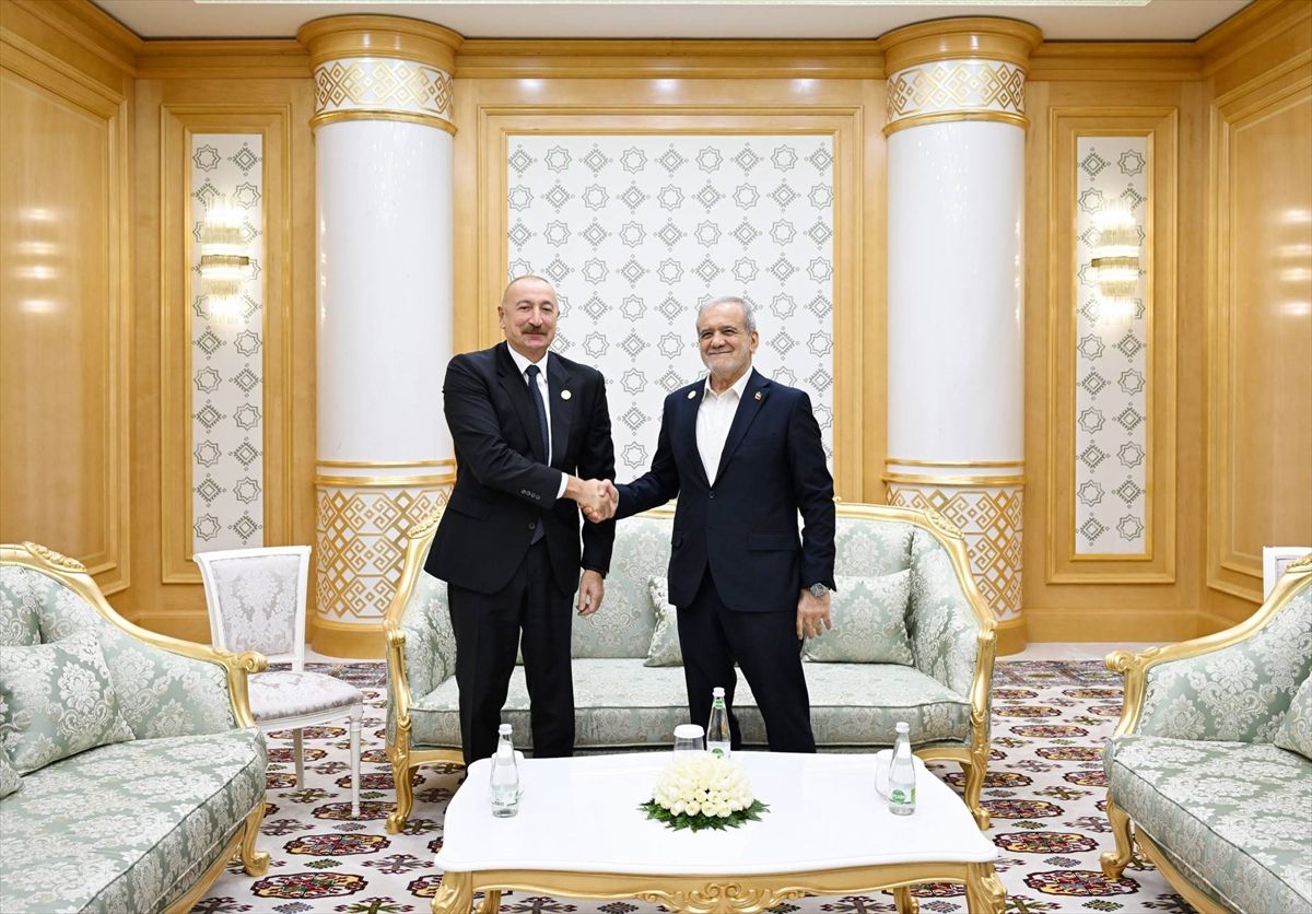 Azerbaycan Cumhurbaşkanı Aliyev, İran Cumhurbaşkanı Pezeşkiyan ile Türkmenistan'da görüştü