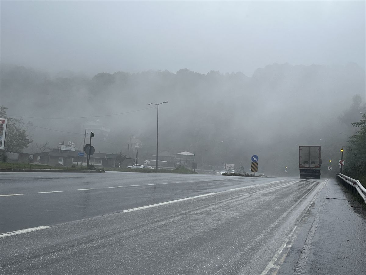Bolu Dağı geçişi ve Batı Karadeniz Bağlantı Yolu'nda sis etkili oldu