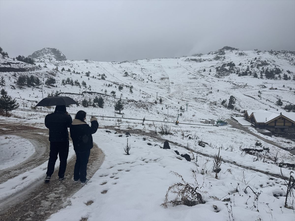 Bolu'nun yüksek kesimlerinde kar yağışı sürüyor
