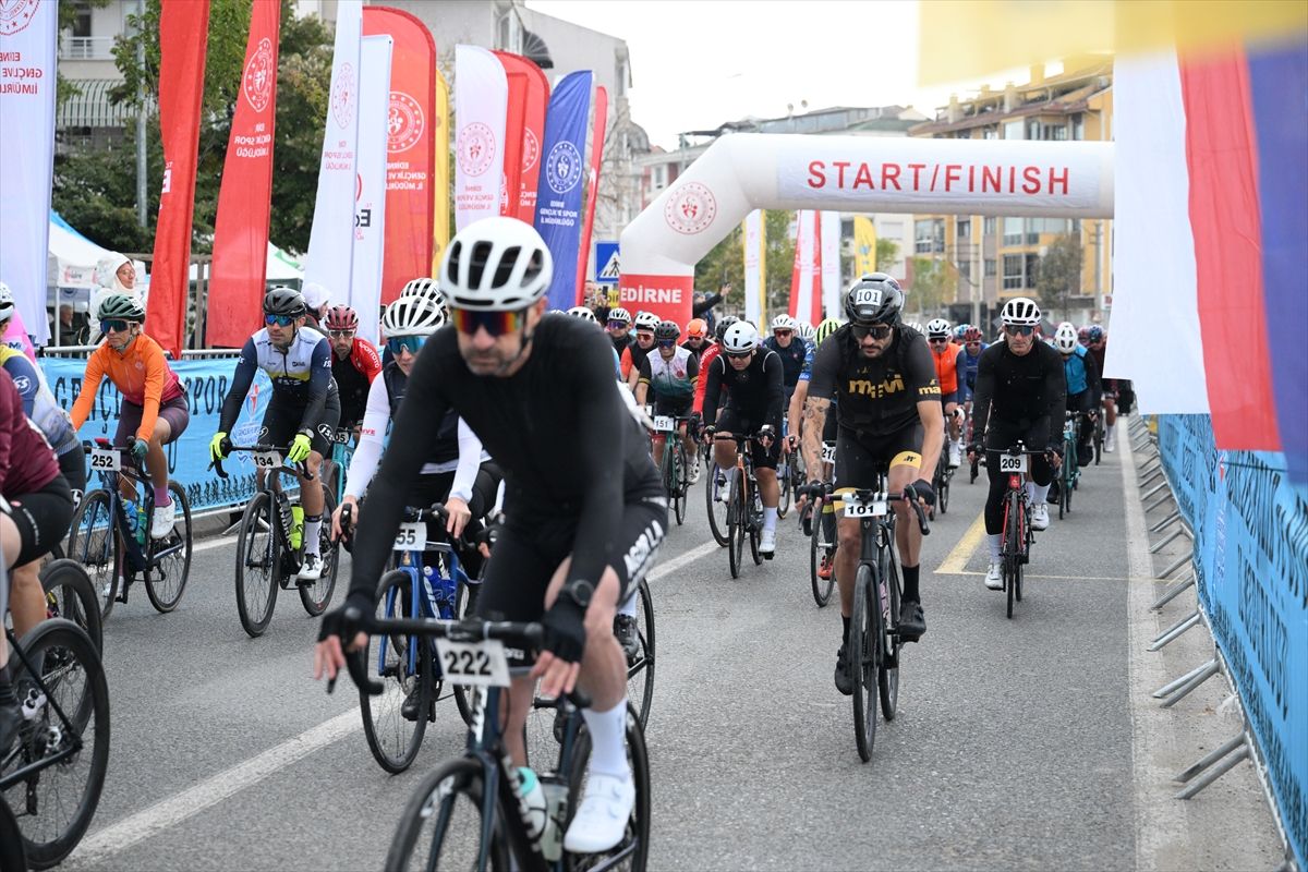 Edirne'de 17. Cumhuriyet Kupası Bisiklet Yol Yarışı yapıldı