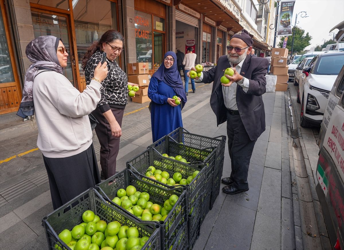'Elmacı Dede' Diyarbakır'daki askerlere ve vatandaşlara elma getirdi