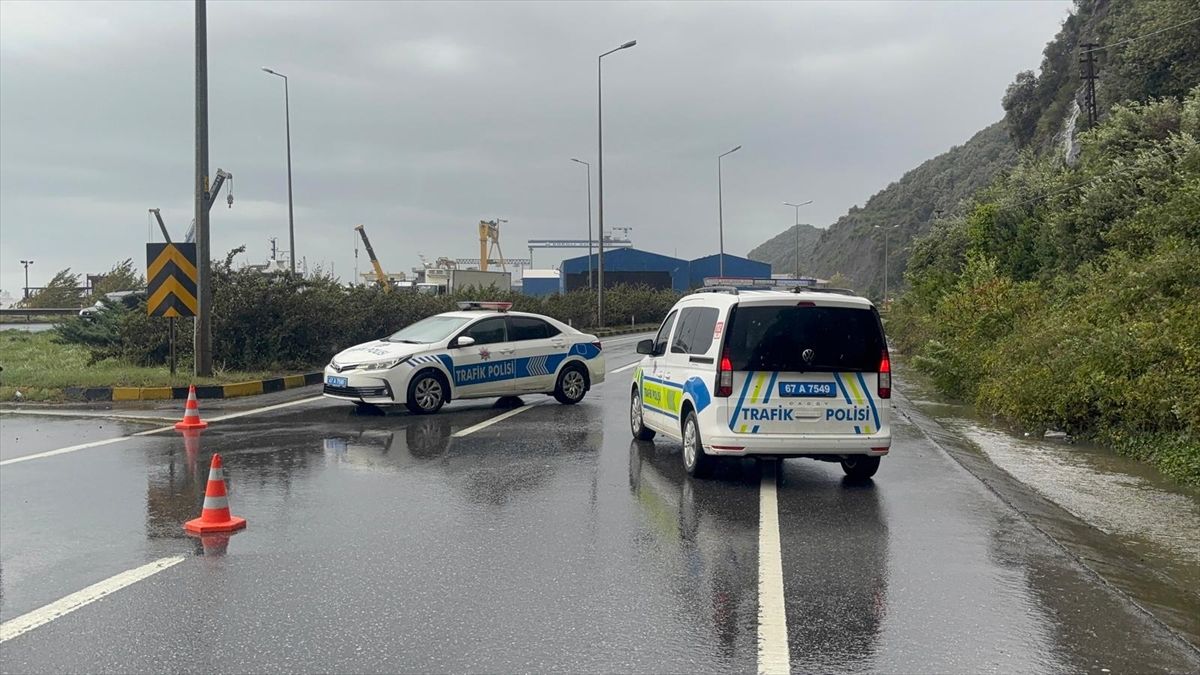 Karadeniz Ereğli-Alaplı yolu yamaçtan düşen kaya parçası nedeniyle tek yönde ulaşıma kapandı