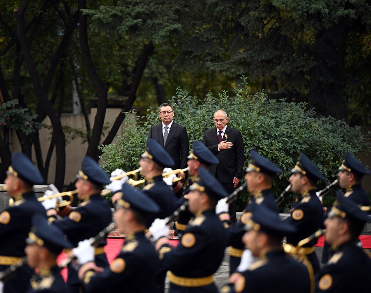 Kırgızistan Cumhurbaşkanı Caparov, Erivan'da Ermenistan Başbakanı Paşinyan ile görüştü