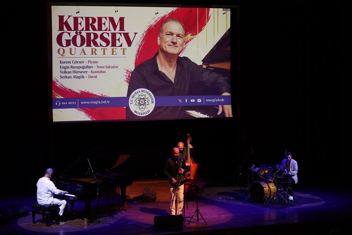 Piyanist ve besteci Kerem Görsev Muğla'da müzikseverlerle buluştu