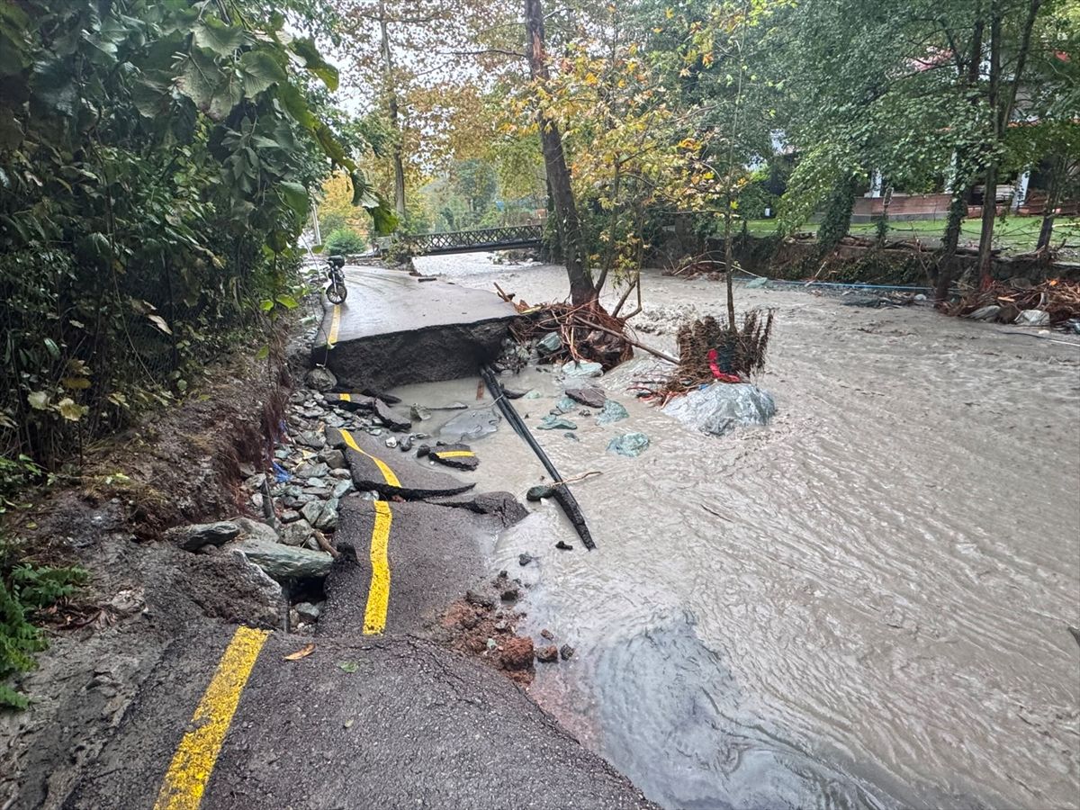 Sapanca'da sağanakla çöken yollar, yıkılan köprüler hasarın boyutunu ortaya koydu