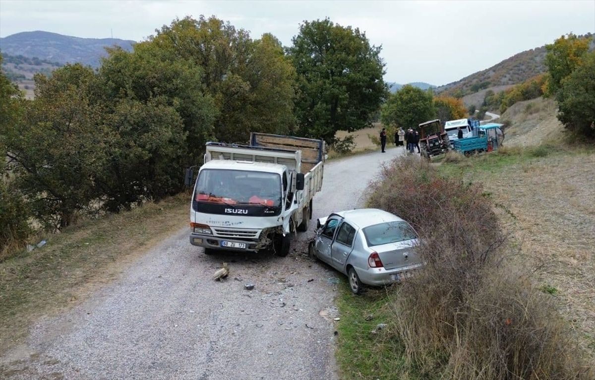 Tokat'ta kamyon ile otomobilin çarpıştığı kazada 4 kişi yaralandı