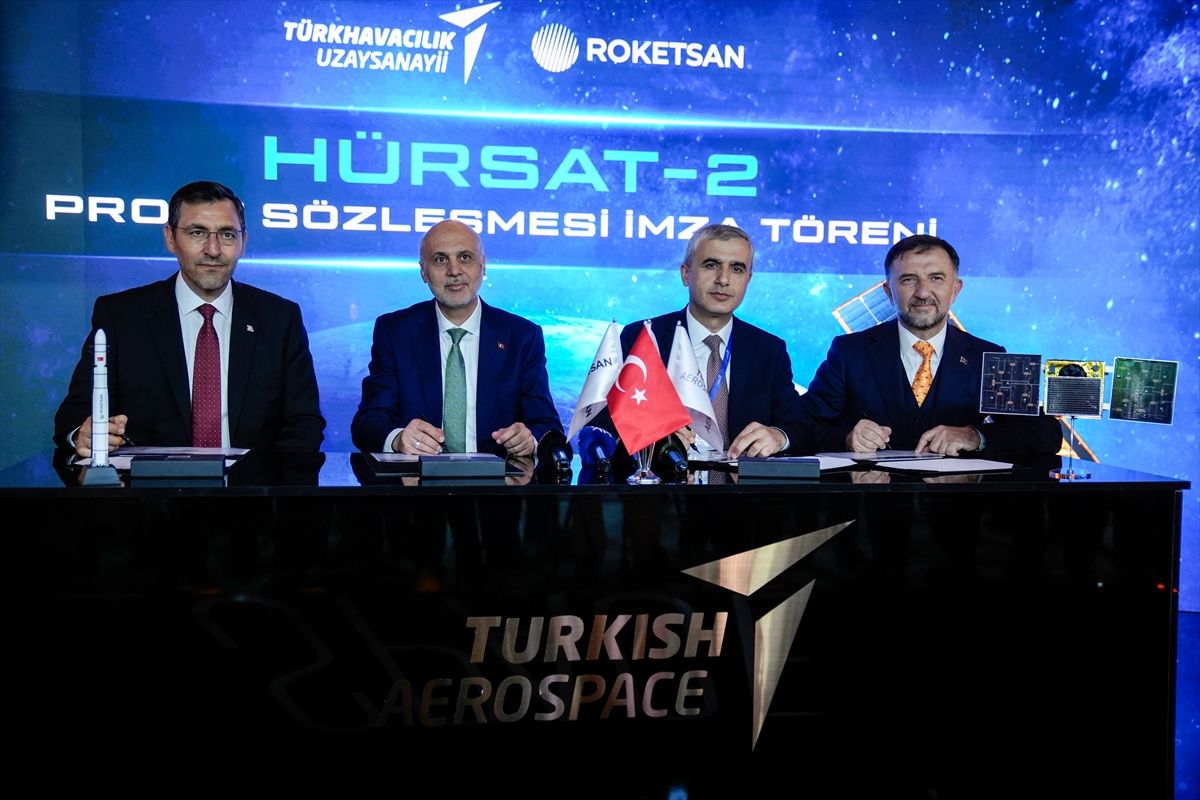 TUSAŞ ve ROKETSAN, Türkiye'nin seri üretilebilen ilk uydu ailesi HÜRSAT için imzaları attı