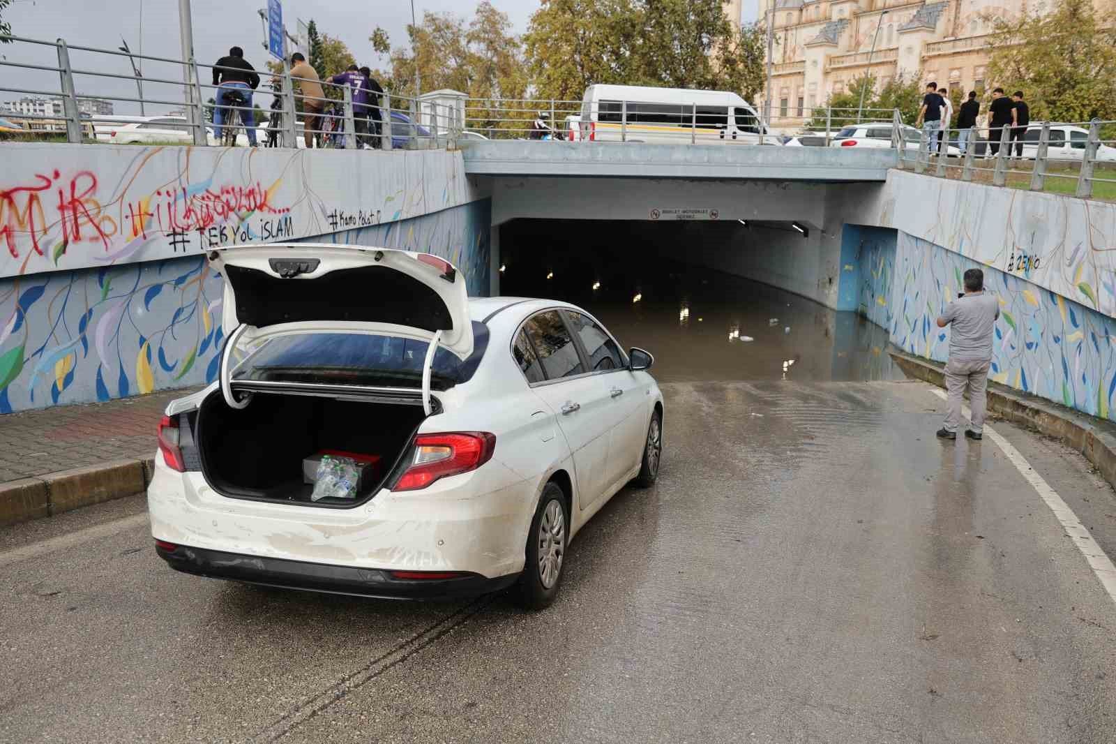 Adana'da sağanak çilesi: Otomobil suya gömüldü, vatandaşlar rögarları kendileri temizledi