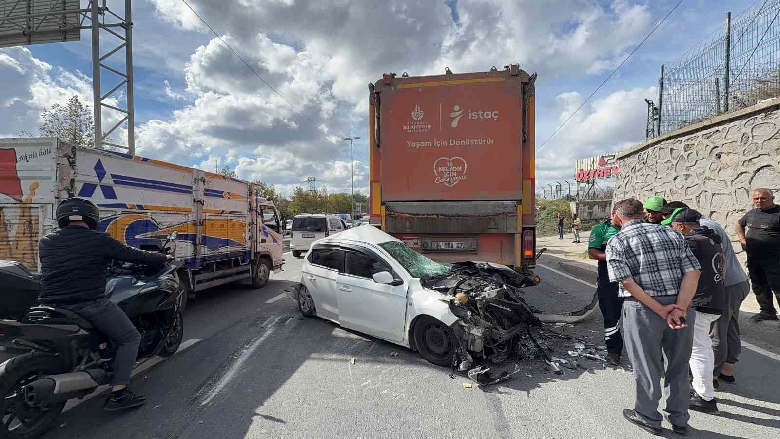 Arnavutköy'de 3 araçlı kaza: Otomobil hurda yığınına döndü, sürücü hafif yaralı kurtuldu
