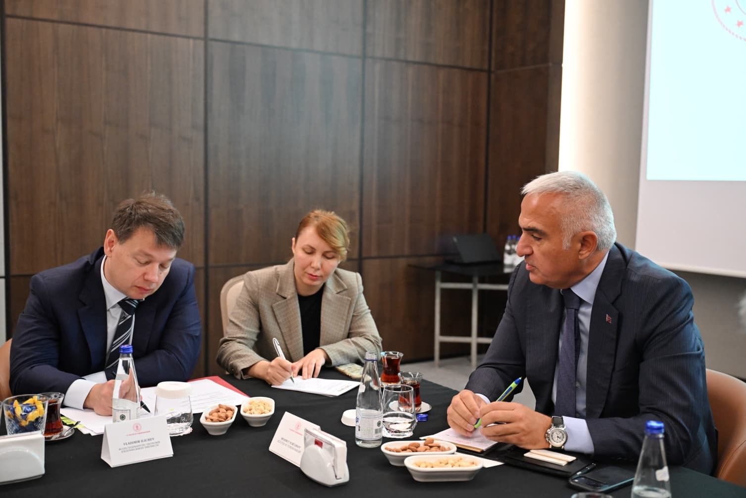 Bakan Ersoy, Antalya'da Rus diplomatlarla bir araya geldi