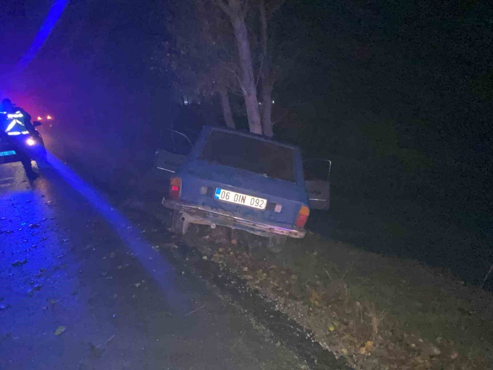 Bolu'da kontrolden çıkan araç ağaca çarptı: 1'i ağır 2 yaralı