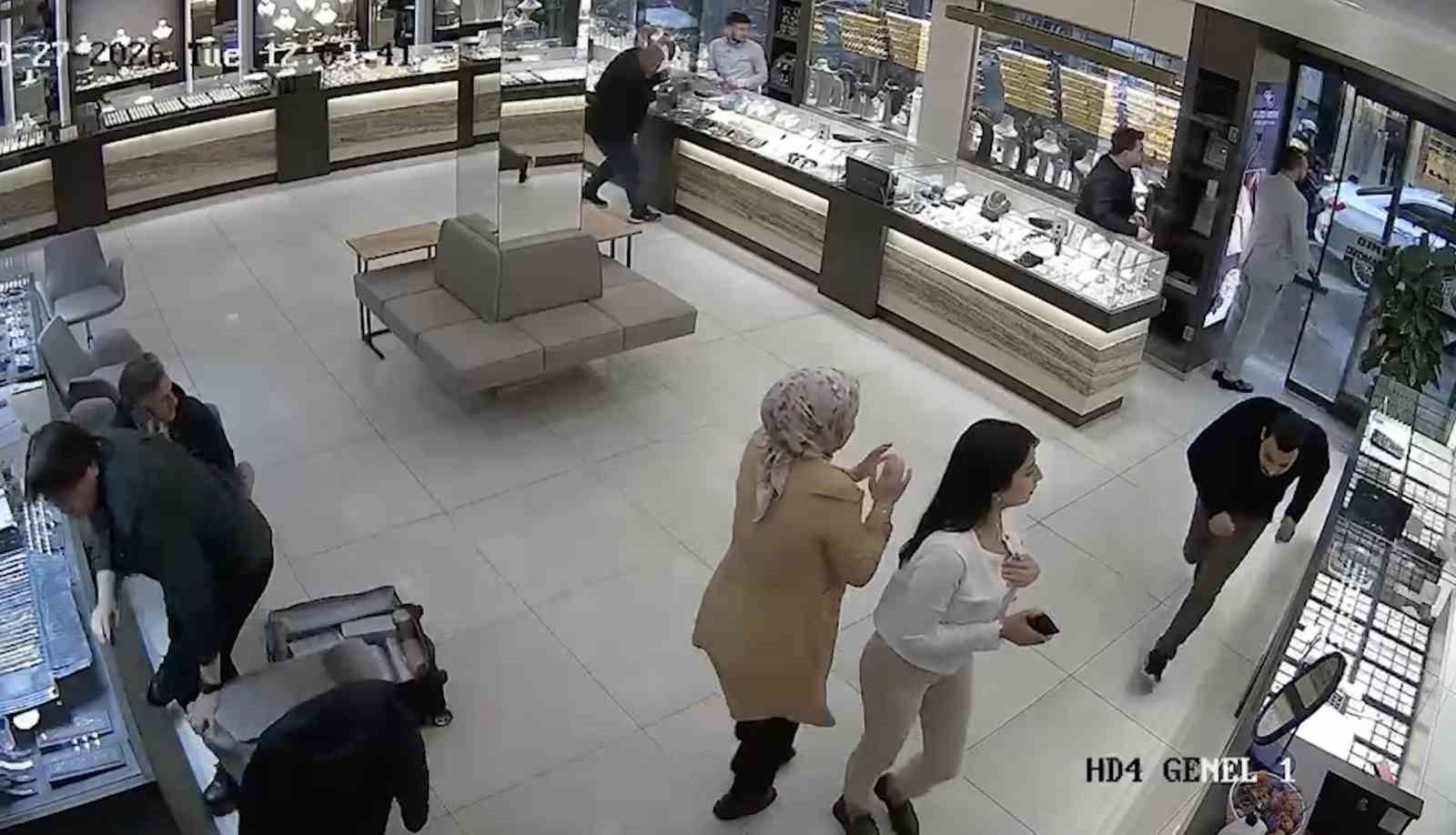 Etrafa ateş açıp, 4 kişiyi yaraladı