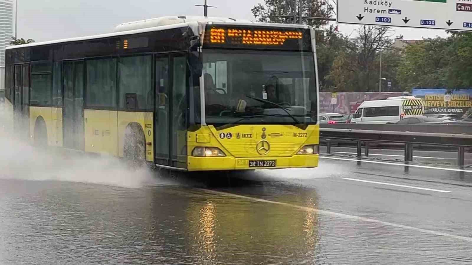 İstanbul'da sağanak yağış etkisini sürdürüyor
