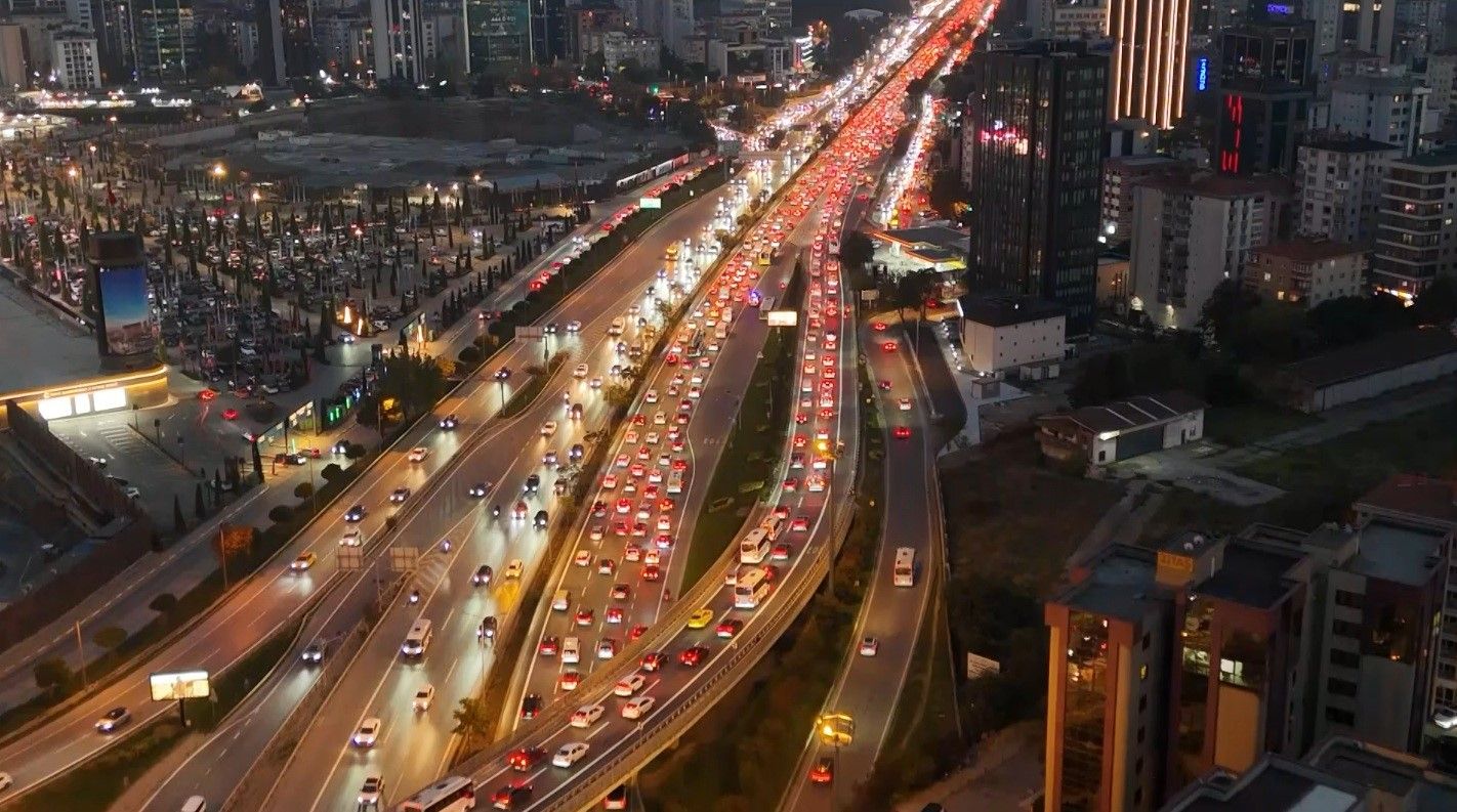 İstanbul'da trafik yoğunluğu yüzde 72 olarak ölçüldü