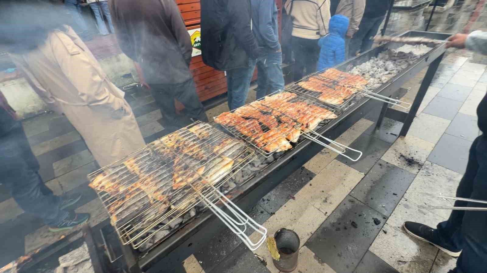 Karadeniz'de balık bolluğu Hopa'da ziyafete dönüştü