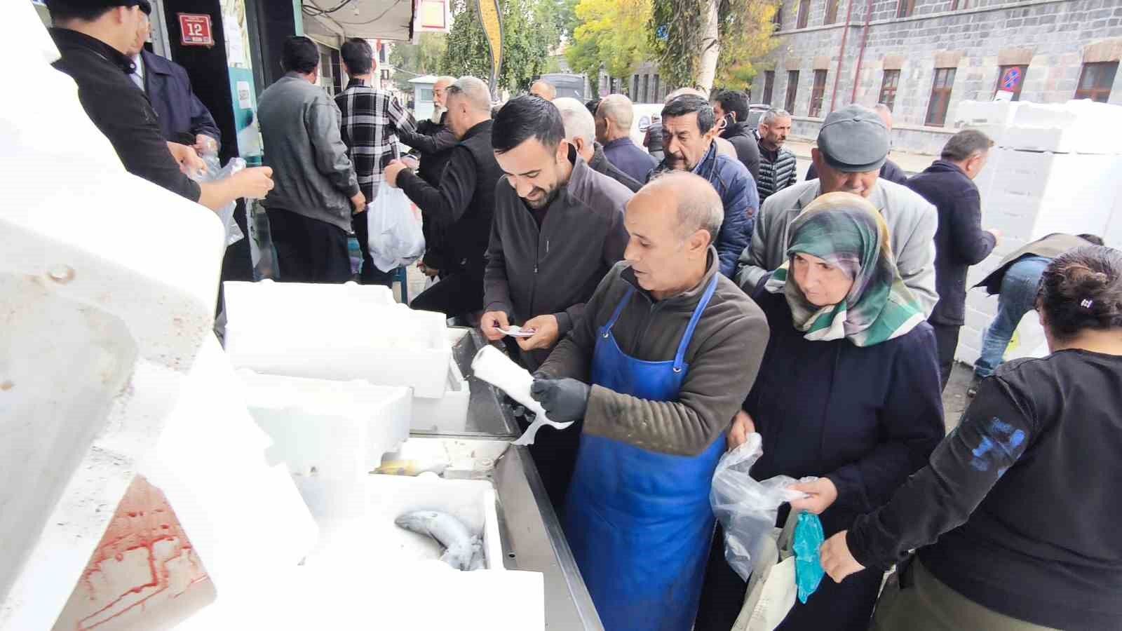 Kars'ta palamut yoğunluğu: Tanesi 50 liradan satıldı, balıkçılarda kuyruk oluştu