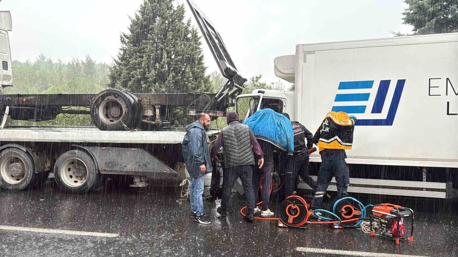 Menteşe'de yağış kazayı beraberinde getirdi, şoför araçta sıkıştı