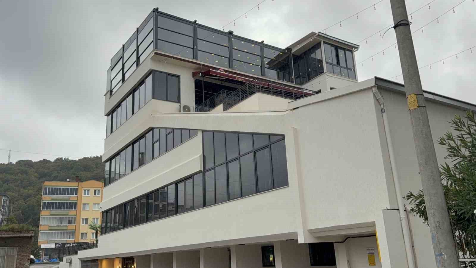 Restoranın yemek asansörü 4. kattan zemine düştü: Garson hayatını kaybetti