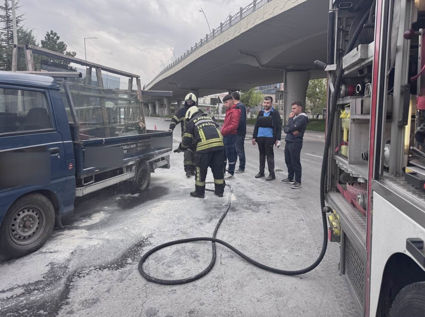 Seyir halindeki kamyonetin lastiği yandı