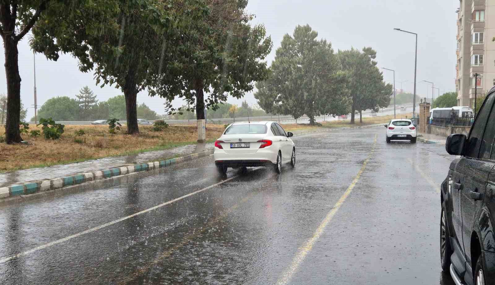 Tekirdağ'da sağanak yağış hayatı olumsuz etkiledi