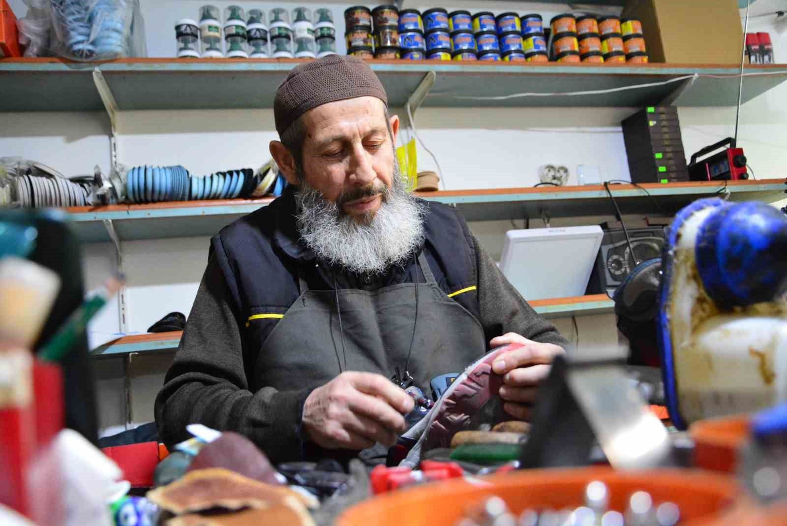 Yarım asırdır ayakkabı tamirciliği yapan 73 yaşındaki usta, mesleğini aşkla sürdürüyor