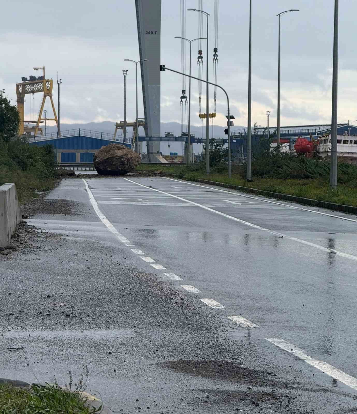 Zonguldak'ta dağdan kopan dev kaya yolu kapattı: Facianın eşiğinden dönüldü