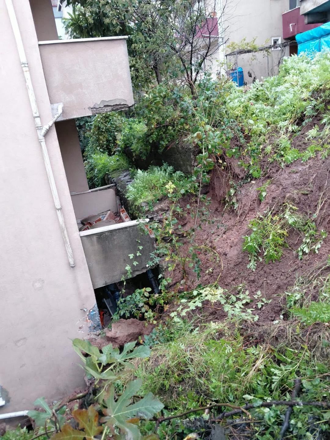 Zonguldak'ta heyelan: Evin bahçesi kaydı, balkon zarar gördü